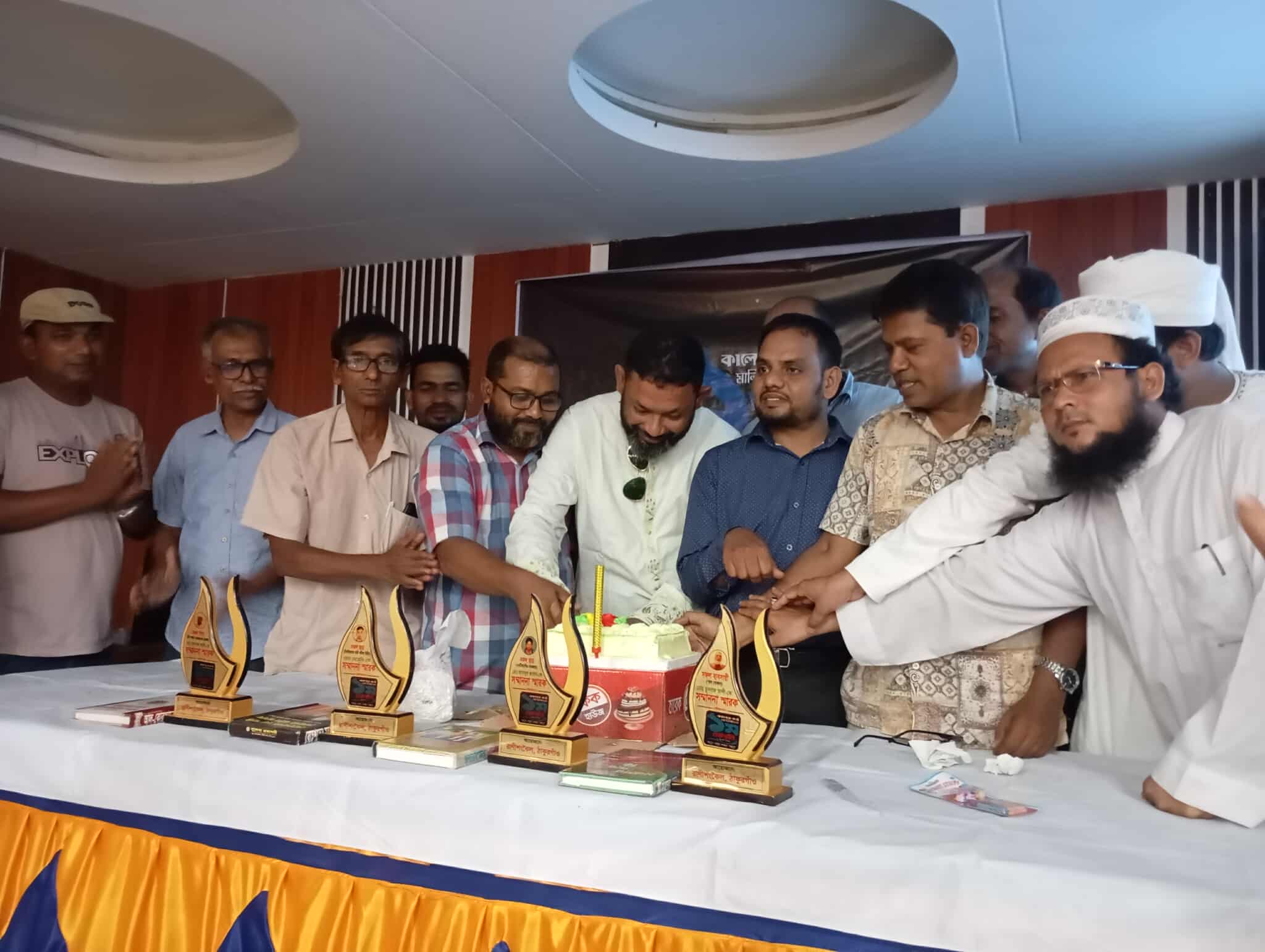 রাণীশংকৈলে বর্ণাঢ্য আয়োজনে কালের কণ্ঠ মাল্টিমিডিয়ার প্রতিষ্ঠাবার্ষিকী উদযাপন