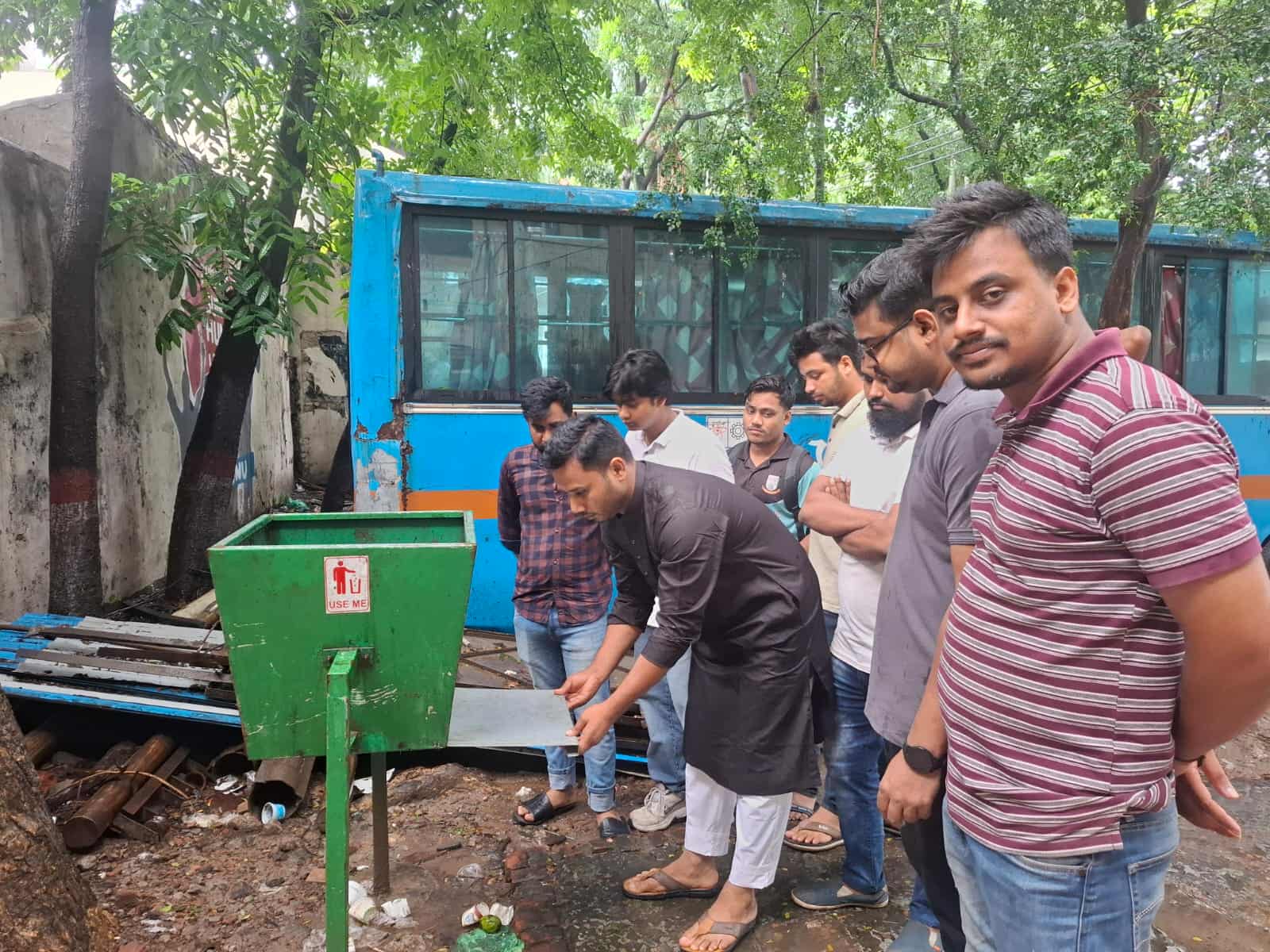 পরিত্যক্ত ডাস্টবিন সংস্কার করলেন জবি ছাত্রদল নেতা শাহরিয়ার