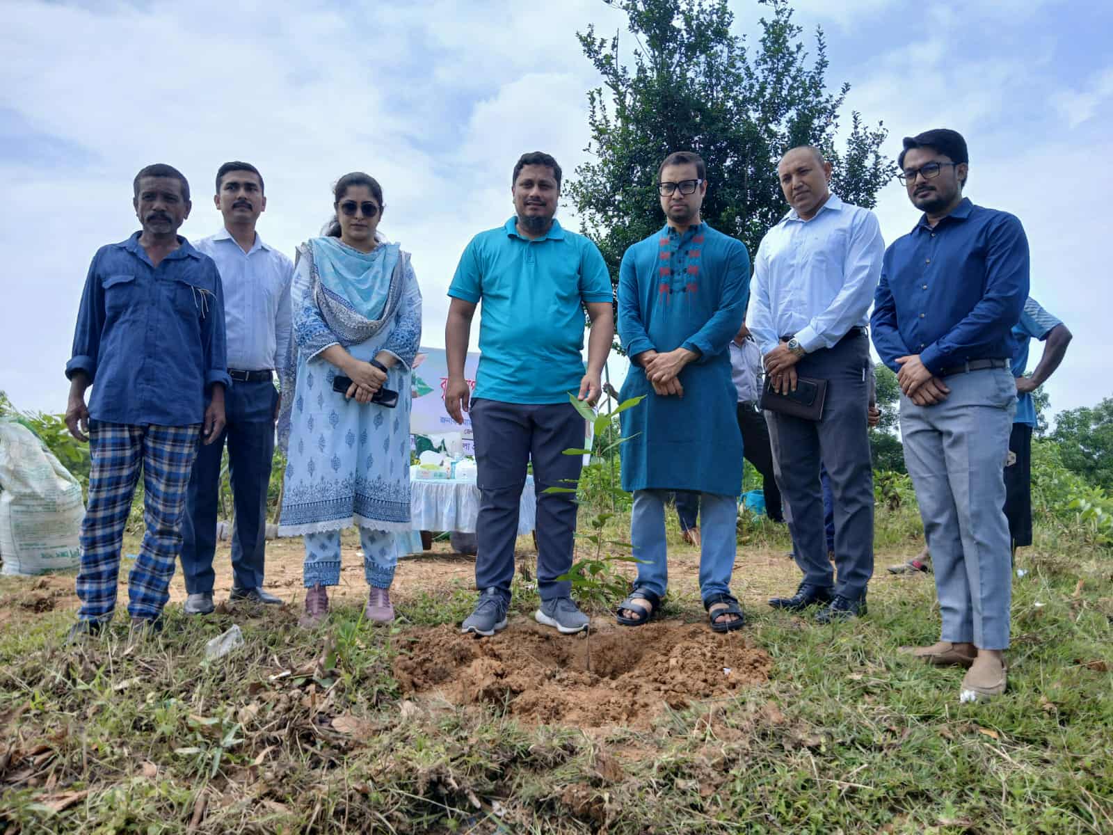 সিলেট সদর উপজেলায় মালনীছড়া ২য় খন্ড মৌজার উদ্ধারকৃত খাস জমিতে জেলা প্রশাসকের বৃক্ষরোপণ