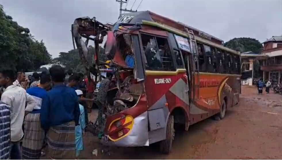 ফরিদপুরের করিমপুরে দু’টি বাসের  মুখোমুখি সংঘর্ষে ৩ জন নিহত আহত  অন্তত ২০