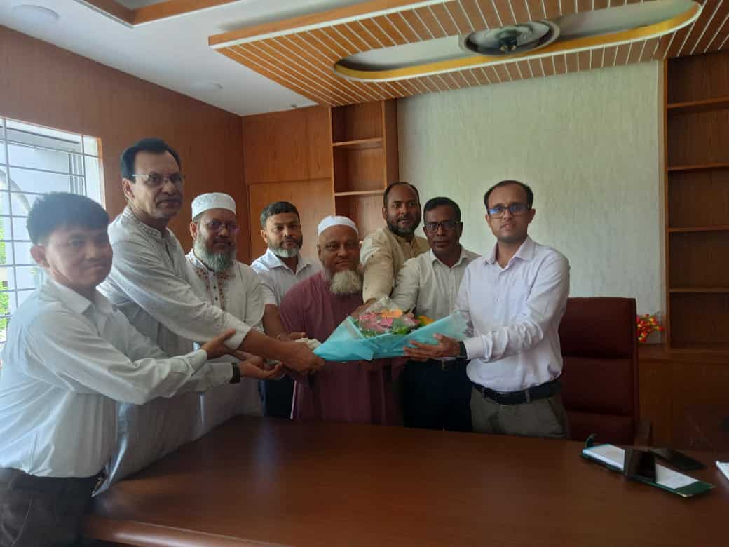 লংগদুতে নবাগত উপজেলা নির্বাহী অফিসারকে মাধ্যমিক শিক্ষকদের ফুলেল শুভেচ্ছা