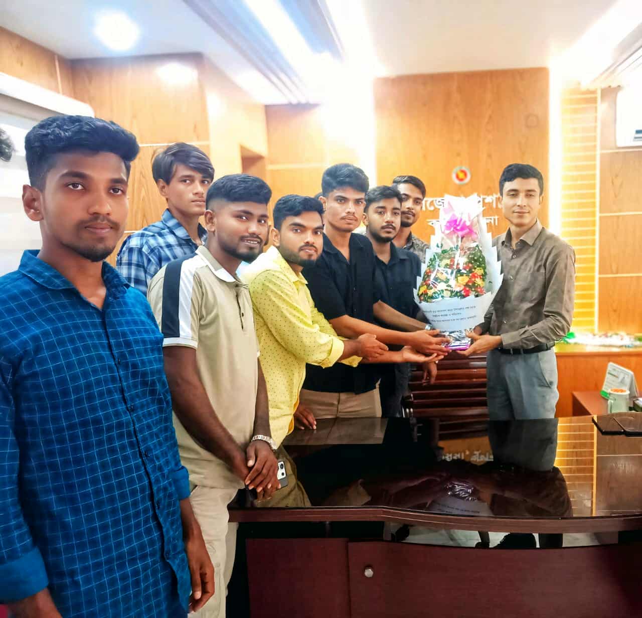 কয়রায় নবনিযুক্ত ইউএনও মোঃ আব্দুল্লাহ আল বাকীর সাথে বৈষম্য বিরোধী ছাত্র আন্দোলনের নেতৃবৃন্দের সৌজন্য সাক্ষাৎ