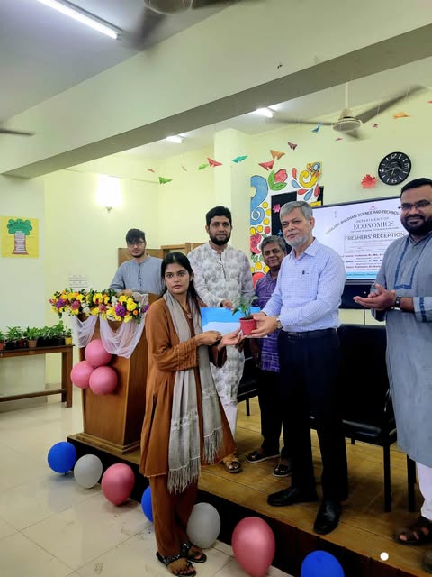 পরিবেশ বান্ধব গাছ দিয়ে নবীনদের বরণ করে নিলো মাভাবিপ্রবির অর্থনীতি বিভাগ