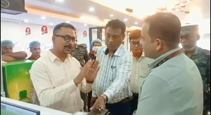 অপরিচ্ছন্ন পরিবেশে খাবার তৈরীর দায়ে ব্রাহ্মণবাড়িয়া কাচ্ছি ভাই  রেস্টুরেন্টকে ৩০হাজার টাকা জরিমান