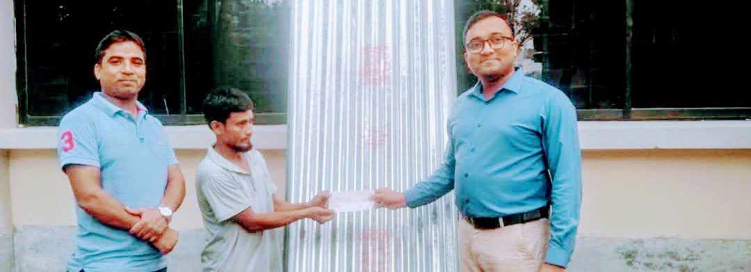 পলাশবাড়ীতে প্রাকৃতিক দুর্যোগে ক্ষতিগ্রস্তদের মাঝে  ঢেউটিন বিতরণ