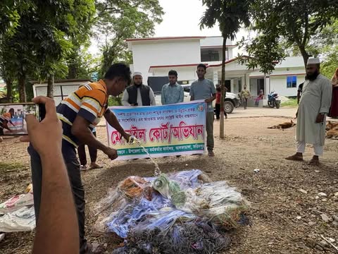 আলফাডাঙ্গা মৎস অধিদপ্তর প্রশাসনের উদ্যোগে লক্ষাধিক টাকার কারেন্ট জাল আগুনে পুড়িয়ে বিনষ্ট।