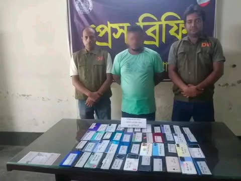 ডিবি যশোরের অভিযানে ৪৪ (চুয়াল্লিশ) টি ভারতীয় চোরাই মোবাইল ফোন সহ ০১ জন গ্রেফতার।