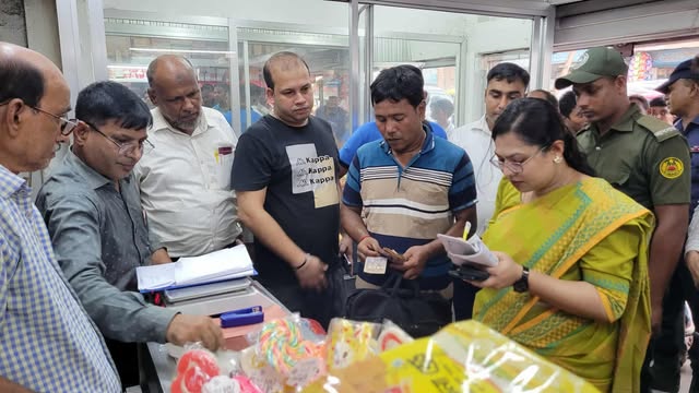 ডোমারে দত্ত সুইটসসহ দুই প্রতিষ্ঠানকে ১৫হাজার টাকা জরিমানা