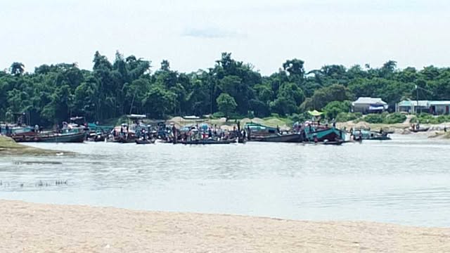 বালু খেকোদের তান্ডবলীলায় হুমকির মুখে হাজিপুর এলাকার শতাধিক বসতঘর!