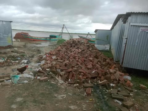 চরভদ্রাসনে সরকারী রাস্তার ইট বিক্রি  প্রভাবশালী।