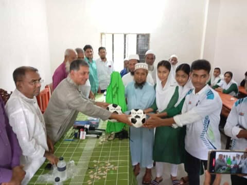 বেতাগীতে কর্নেল (অব.) হারুনুর রশিদের উদ্যোগে ক্রীড়া সামগ্রী বিতরণ তরুণদের মুখে হাসি