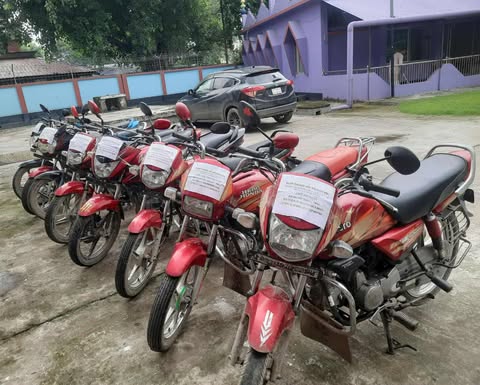 চাঁপাইনবাবগঞ্জে পুলিশের অভিযানে চুরি হওয়া ৮টি মোটরসাইকেল উদ্ধার