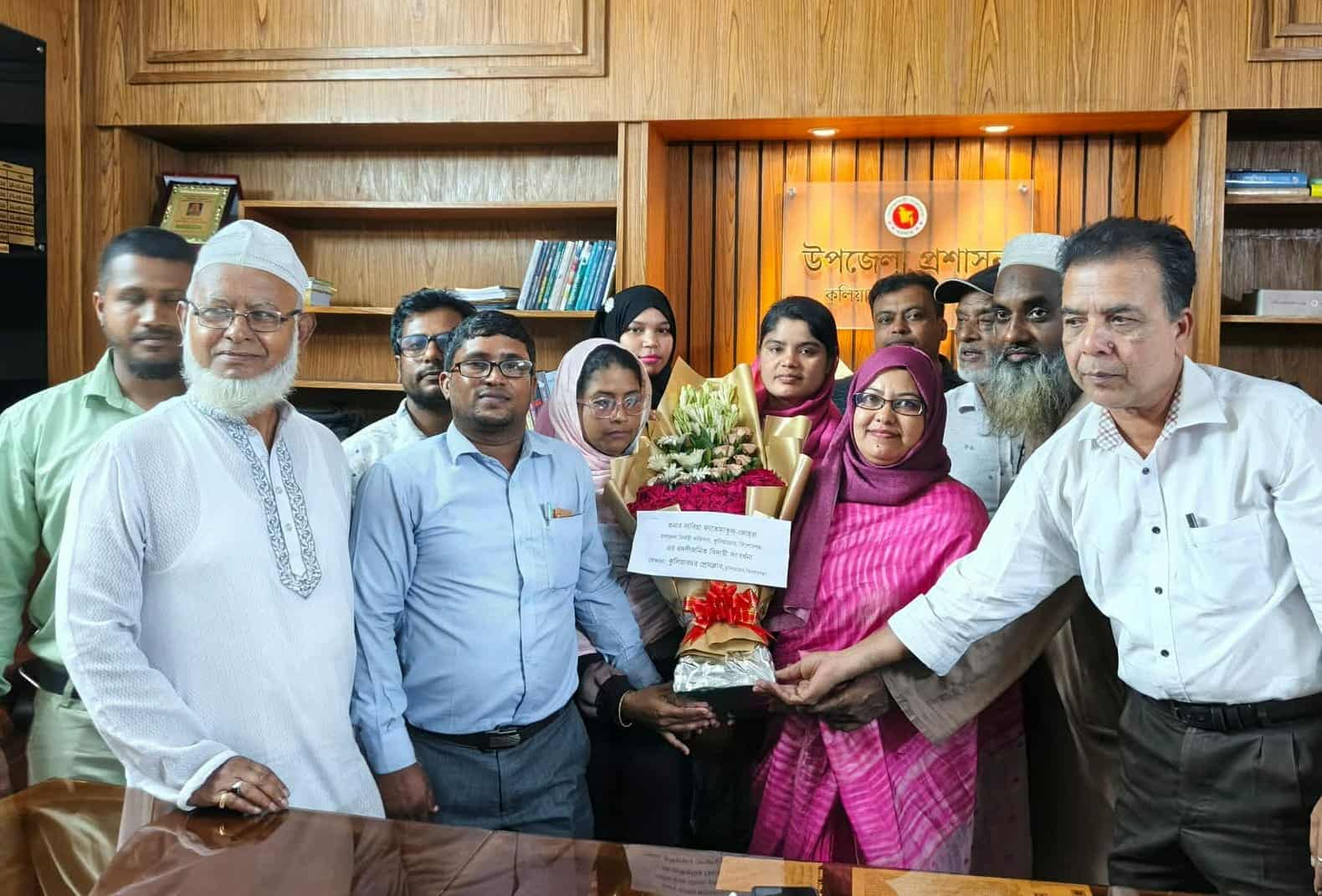 কুলিয়ারচরে সাংবাদিকদের পক্ষ থেকে বিদায়ী ইউএনও’কে ফুলের তোড়া দিয়ে বিদায়ী সংবর্ধনা জানান