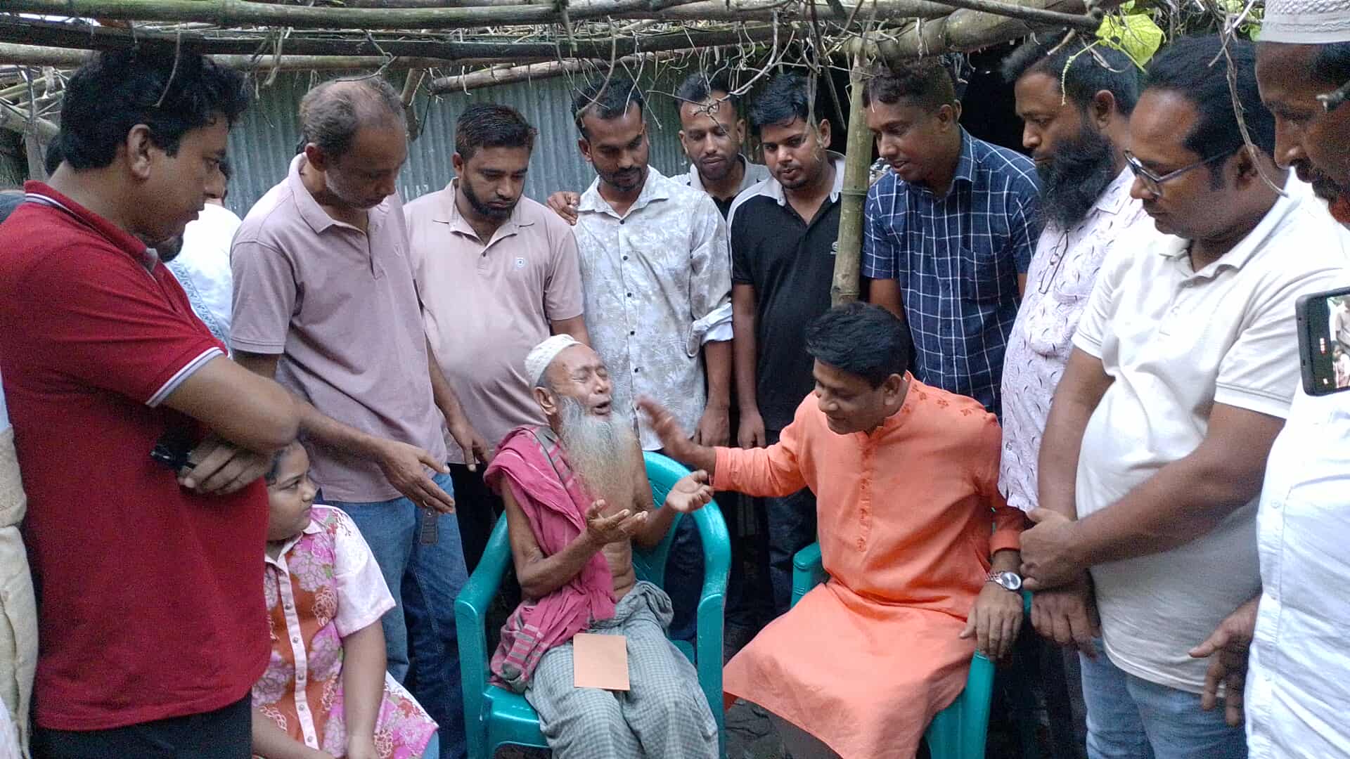 শেরপুরে এক অসহায় পরিবারের পাশে দাড়ালেন বিএনপি নেতা মাসুদ