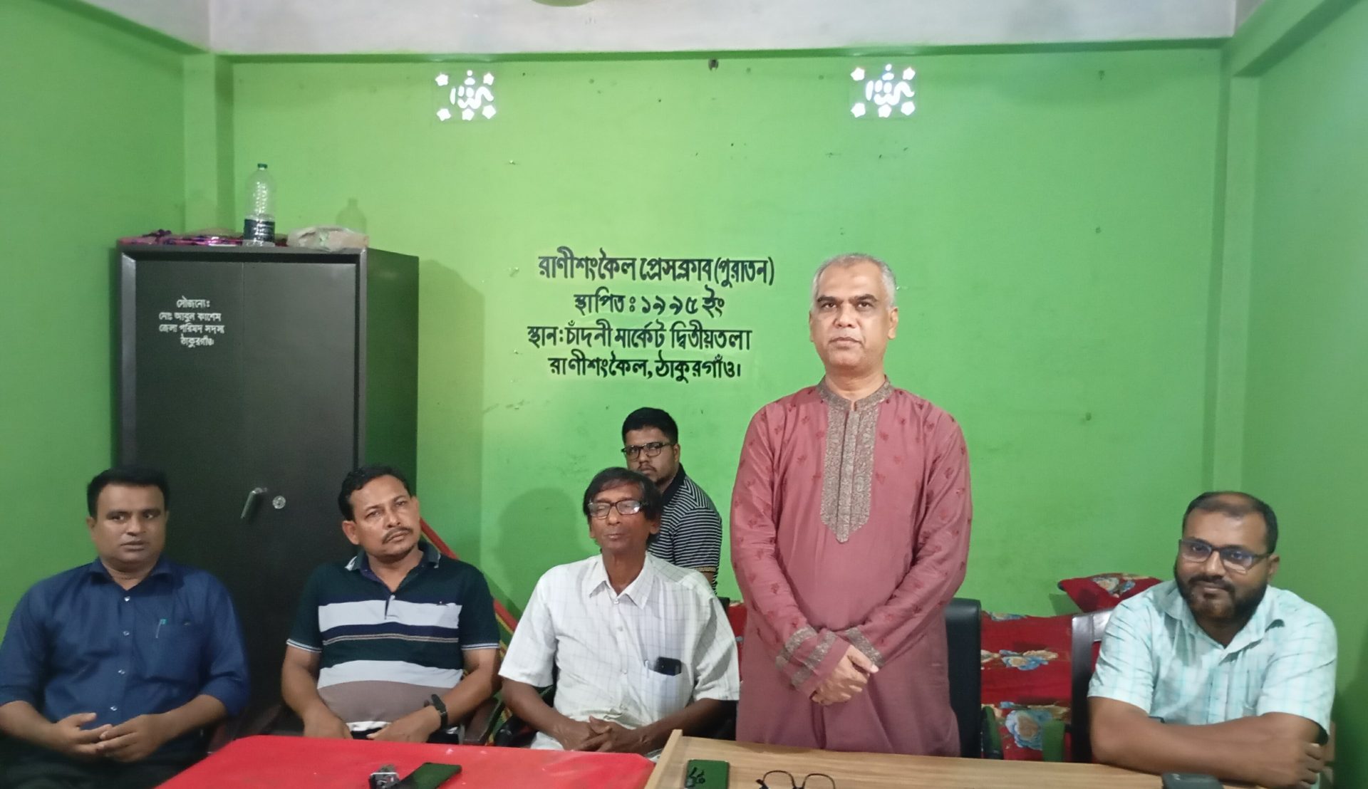 রাণীশংকৈল প্রেসক্লাবের সাংবাদিকদের সাথে ব্যারিস্টার রুকুনুজ্জামানের মতবিনিময়