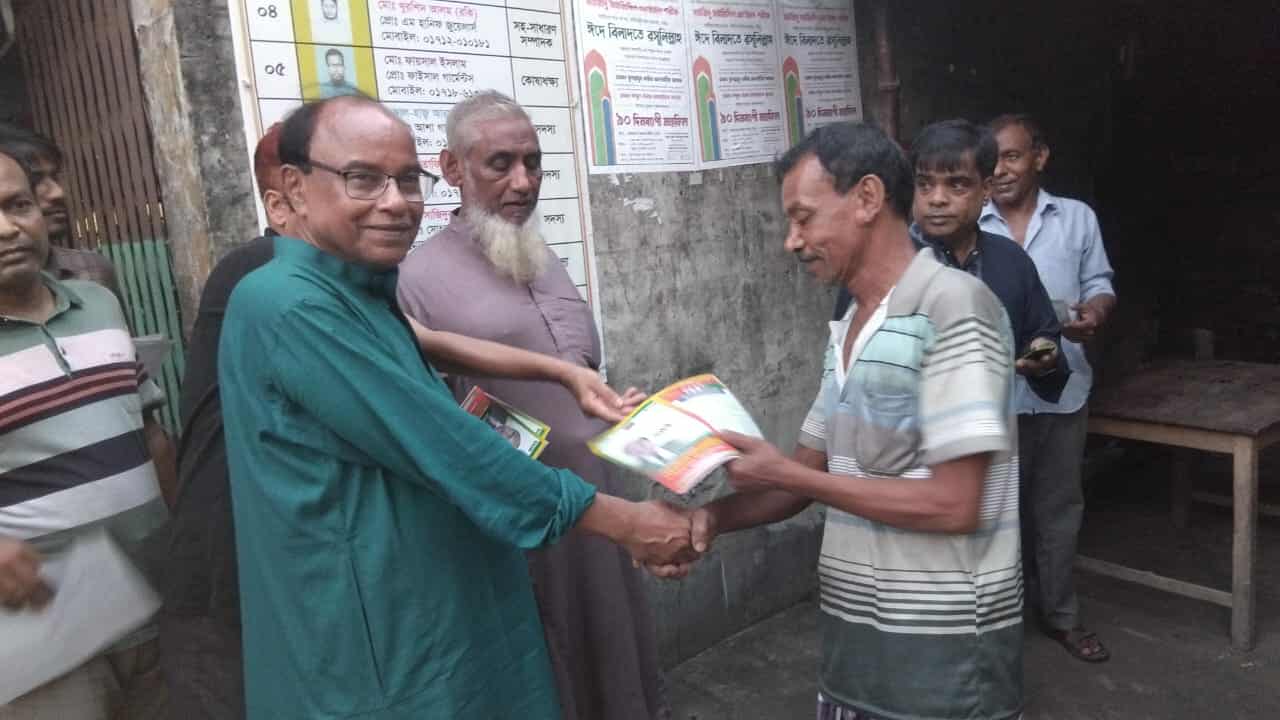 চাঁপাইনবাবগঞ্জে জেলা বিএনপি’র আহ্বায়ক গোলাম জাকারিয়া নেতৃত্ব গণসংযোগ ও লিফলেট বিতরণ