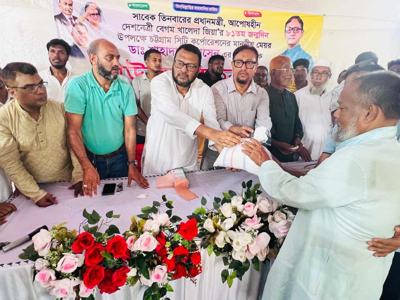 বাকলিয়া এলাকায় বিএনপির সদস্য ফরম পূরণ ও চাউল বিতরণকালে ডা. শাহাদাত হোসেন