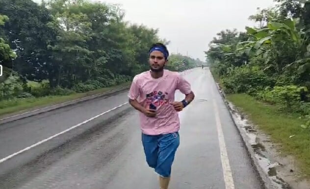 ঐতিহাসিক ৩৬ জুলাই স্মরণে ৩৬ কিলো দৌড়ালেন ইবি শিক্ষার্থী