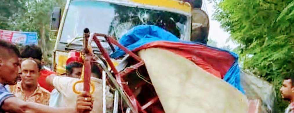 অটোরিকশাকে ট্রাকের ধাক্কা, প্রাণ গেল ৩ যাত্রীর