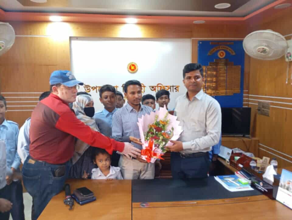 বেতাগীতে নবাগত ইউএনও হরেকৃষ্ণ অধিকারীকে সৃষ্টি সেন্ট্রাল একাডেমির ফুলের শুভেচ্ছা