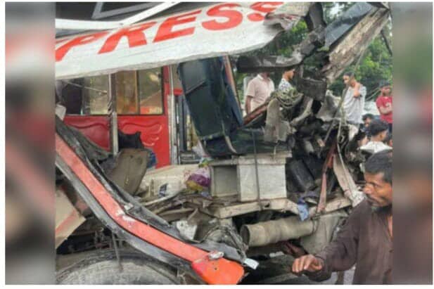 ফরিদপুরের ঢাকা-খুলনা মহাসড়কে কানাইপুর নতুন ব্রিজের ওপর দুই বাসের মুখোমুখি সংঘর্ষে ৩ জন নিহত