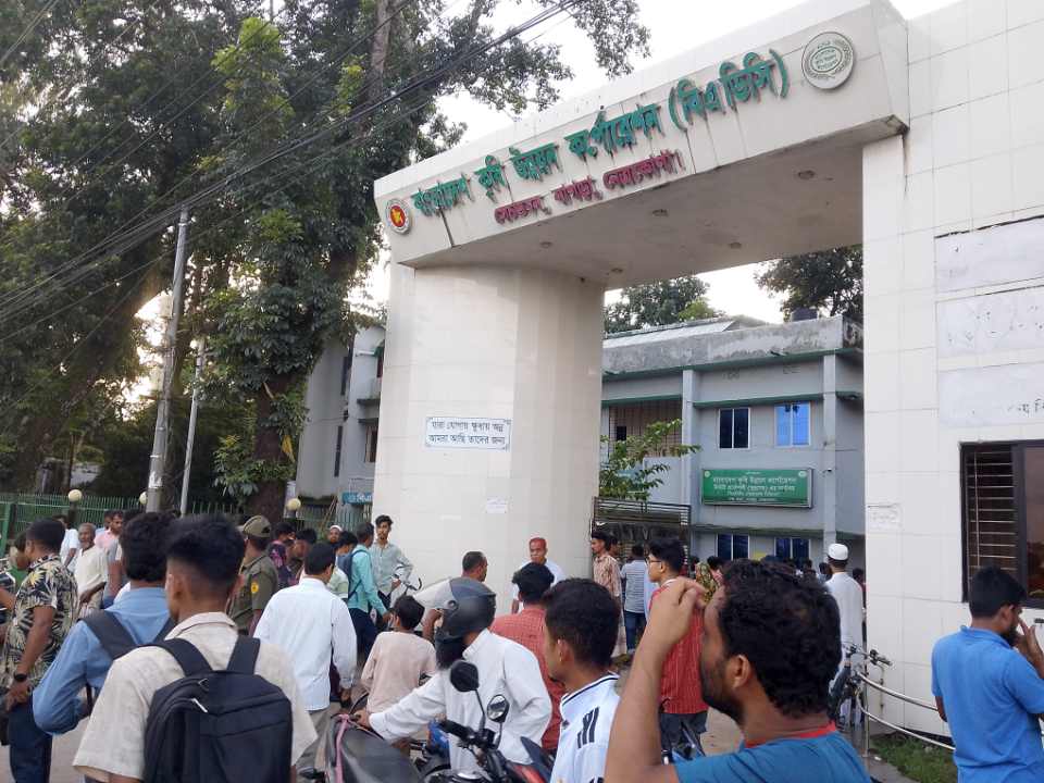 নেত্রকোণায় পরিত্যক্ত ভবনের ছাদ ধ্বসে ৩ শ্রমিক নিহত, আহত ২