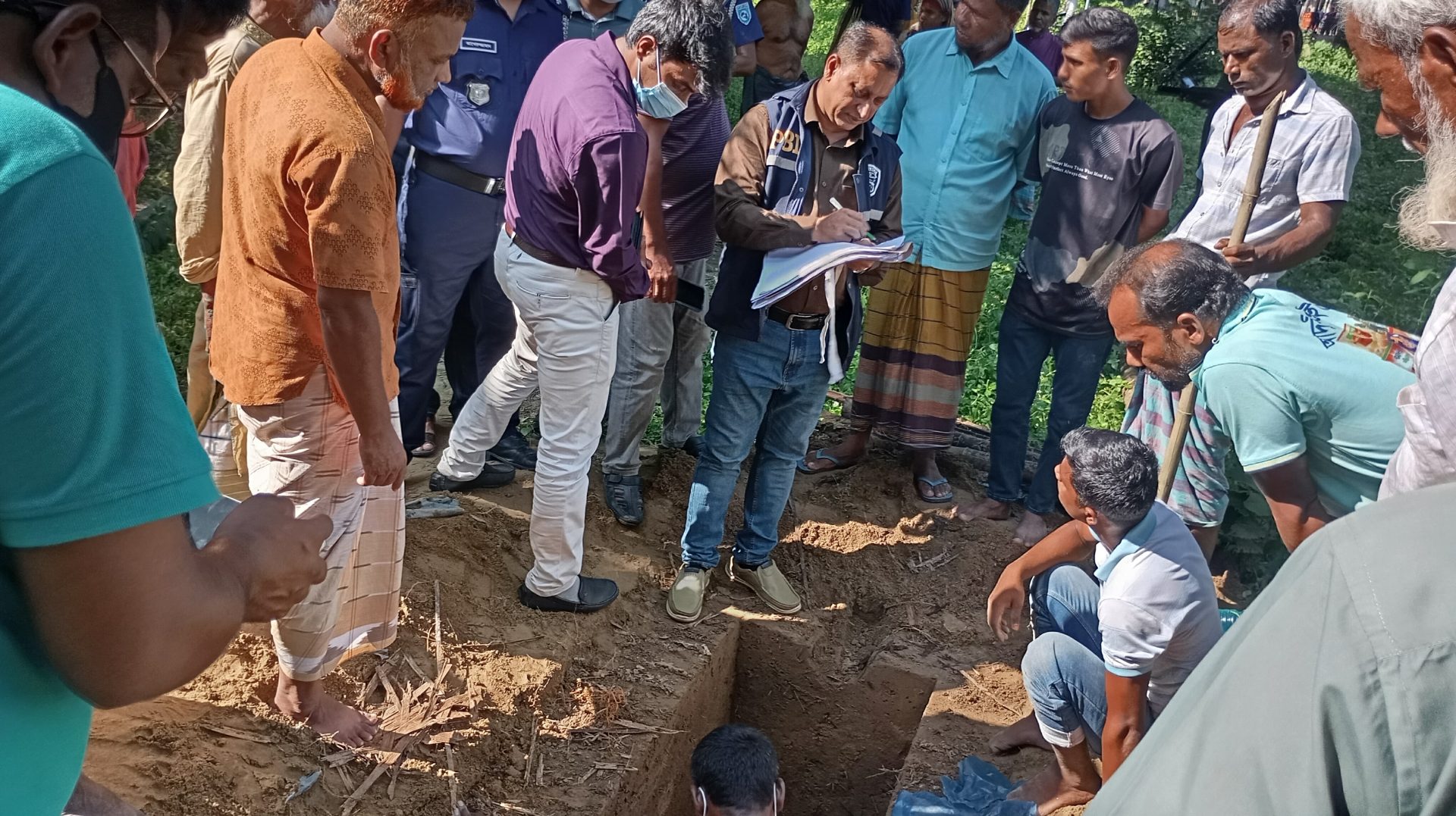 রাণীশংকৈলে দাফনের এক বছর পর শিশুর লাশ উত্তোলন