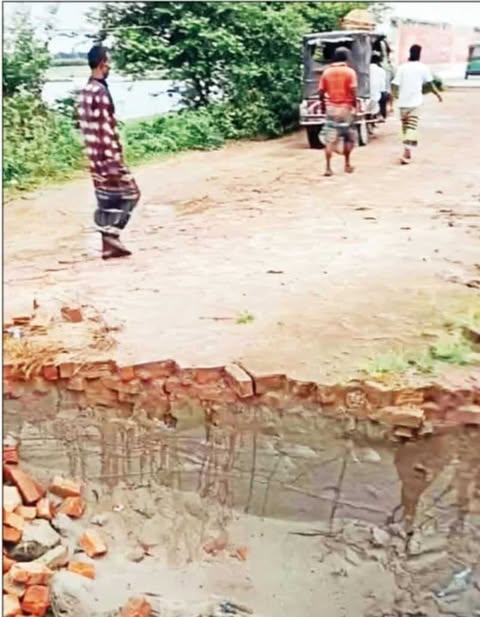 নবীনগর-কৃষ্ণনগর সড়ক ভাঙনের ঝুঁকি, বিপাকে পথচারী