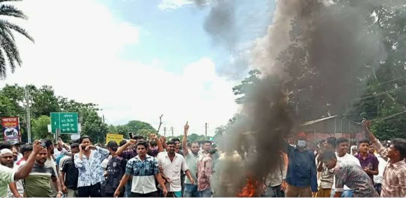 ফরিদপুরে সংসদীয় আসন পুনর্বিন্যাসের প্রতিবাদে ও পুরোনো সীমানা বহালের দাবিতে আয়োজিত মহাসড়ক ও রেলপথ অবরোধ
