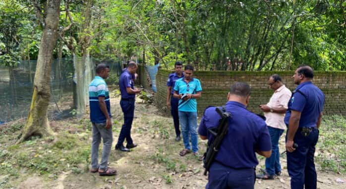 চাঁপাইনবাবগঞ্জে ৫০টি ককটেল হঠাৎ  বিস্ফোরিত হলো কবরস্থানে