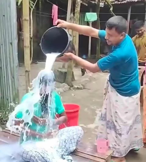 পলাশবাড়ীতে স্ত্রী’কে তালাক দিয়ে ৪০ কেজি দুধ দিয়ে গোসল করলেন লিটন ফারাজি