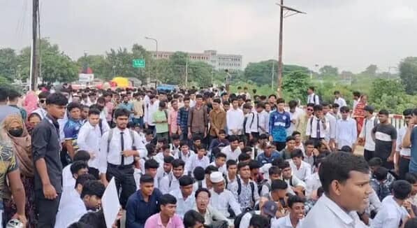 চাঁপাইনবাবগঞ্জে ডিপ্লোমা প্রকৌশলীদের বিক্ষোভ ও সড়ক অবরোধ