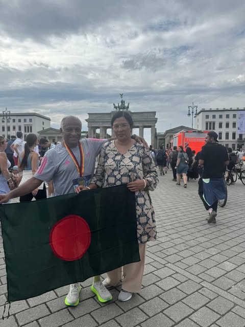 বার্লিনে ৫১তম আন্তর্জাতিক বিএমডব্লিউ ম্যারাথনে লাল-সবুজের পতাকায় শিব শংকর