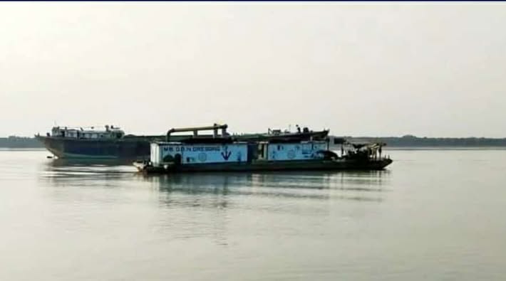 কয়রায় নদী থেকে প্রতিনিয়ত বালু উওলন জনমনে ক্ষোভ, প্রশাসনের নীরবতা