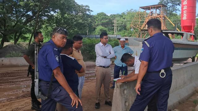 উত্তোলনের দায়ে দু’ জনকে এক বছরের কারাদন্ড, ৫ ড্রেজার ও বাল্কহেড জব্দ॥