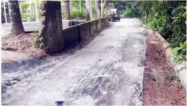 চরভদ্রাসনের সবুল্ল্যা মাতুব্বরের ডাঙ্গী গ্রামের ডাঙ্গী রাস্তা সংকুচিত :প্রকৌশলীর নিকট অভিযোগ