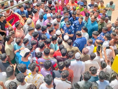 হোসেনপুরে উপজেলা সদর বাজারে হামলা সংঘর্ষ,দোকান লুটপাট, ভাঙচুর প্রতিবাদে ব্যবসায়ীদের বিক্ষোভ সব দোকান বন্ধ