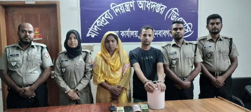 চাঁপাইনবাবগঞ্জে যৌথ বাহিনীর অভিযানে মাদকসহ গ্রেফতার ২