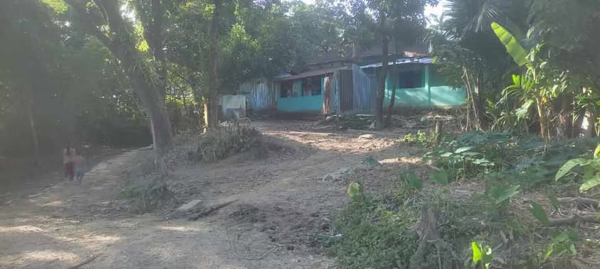 গোয়াইনঘাটে ছাত্রলীগ নেতা কর্তৃক সরকারি খাষ জমি দখল করে বসতঘর,বাথরুম ও টিউবওয়েল নির্মান, রাস্তা বঞ্চিত ২০/২৫ টি পরিবার