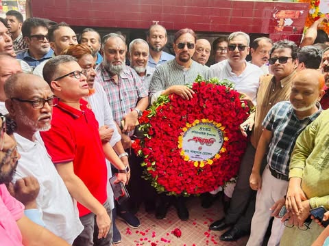 বিএনপির প্রতিষ্ঠা বার্ষিকী উপলক্ষে বিপ্লব উদ্যানে পুস্পস্তবক অর্পণকালে ডা. শাহাদাত হোসেন….