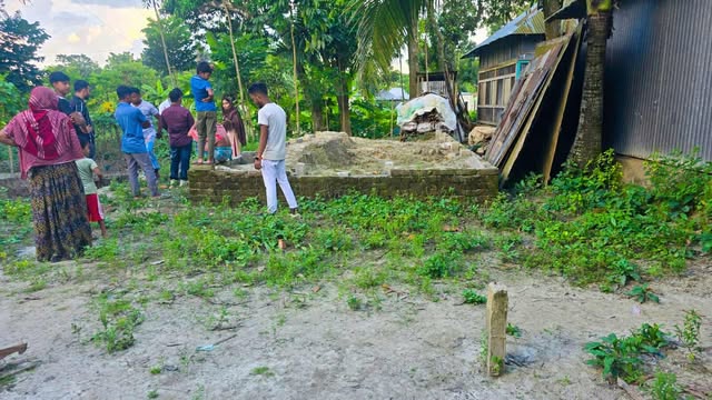 জোরপূর্বক চৌকিদারের জায়গা দখলের অভিযোগ উঠেছে এক প্রতিবেশী বিরুদ্ধে..