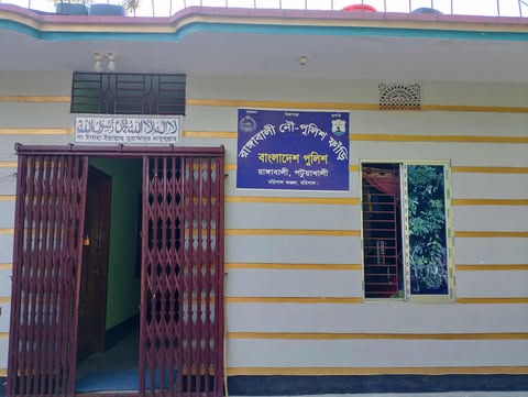 সাগর জলে ভাসতে থাকা অজ্ঞাত  এক ব্যাক্তির লাশ উদ্ধার করেন  নৌ পুলিশ