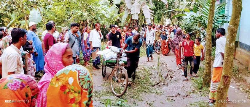 ঝোপের ভেতর নারীর মরদেহ, তদন্তে পুলিশ