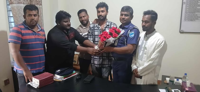 চরভদ্রাসন থানার ওসি রজিউললাহ কে কিশোর আলো যুব সংগঠন ফুলেল শুভেচ্ছা বিনিময়
