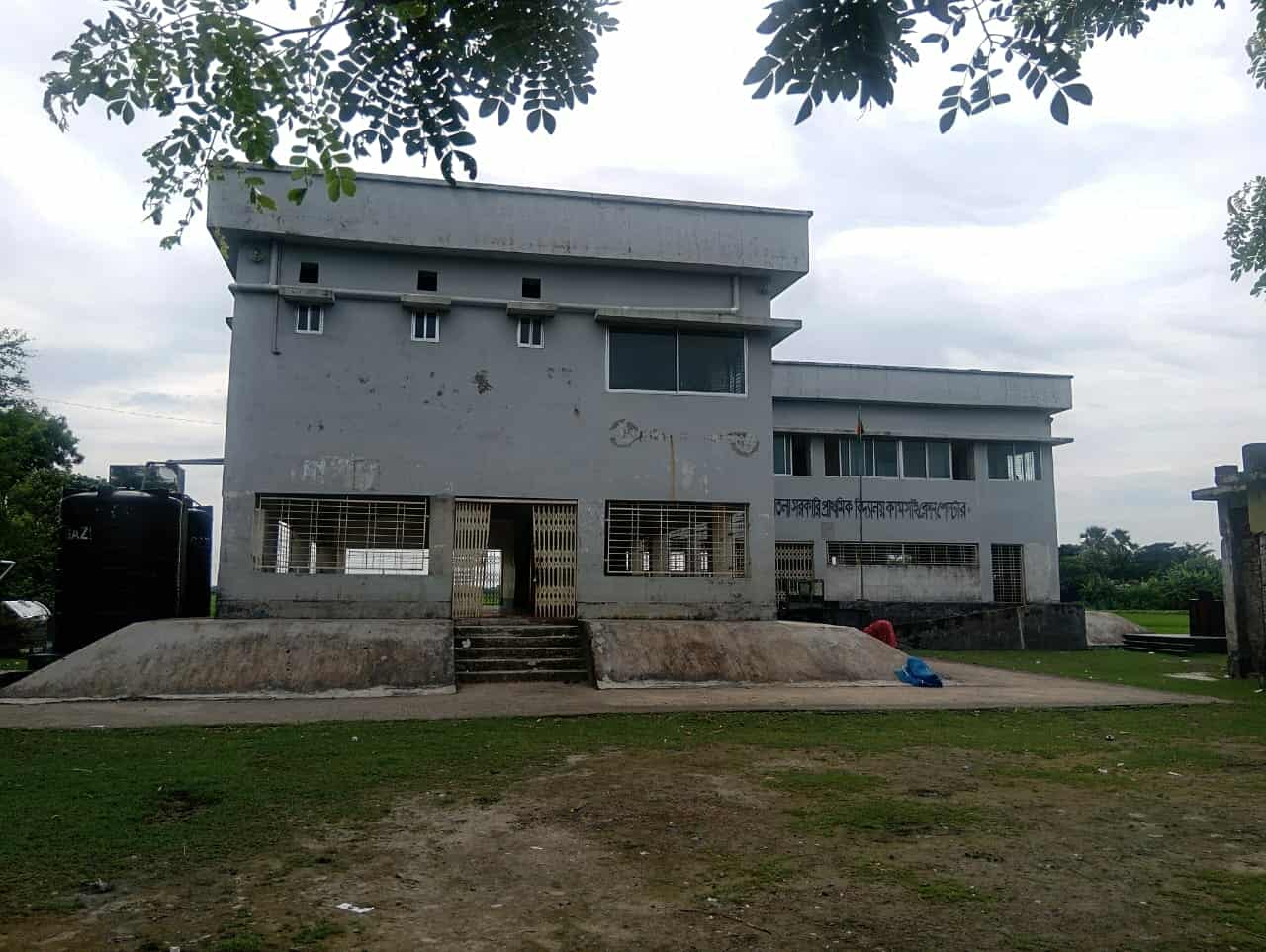 কয়রায় নিয়মিত শ্রেণী পাঠদান করে প্রশংসায় ভাসছেন আমতলা সরকারি প্রাথমিক বিদ্যালয়ের শিক্ষকরা