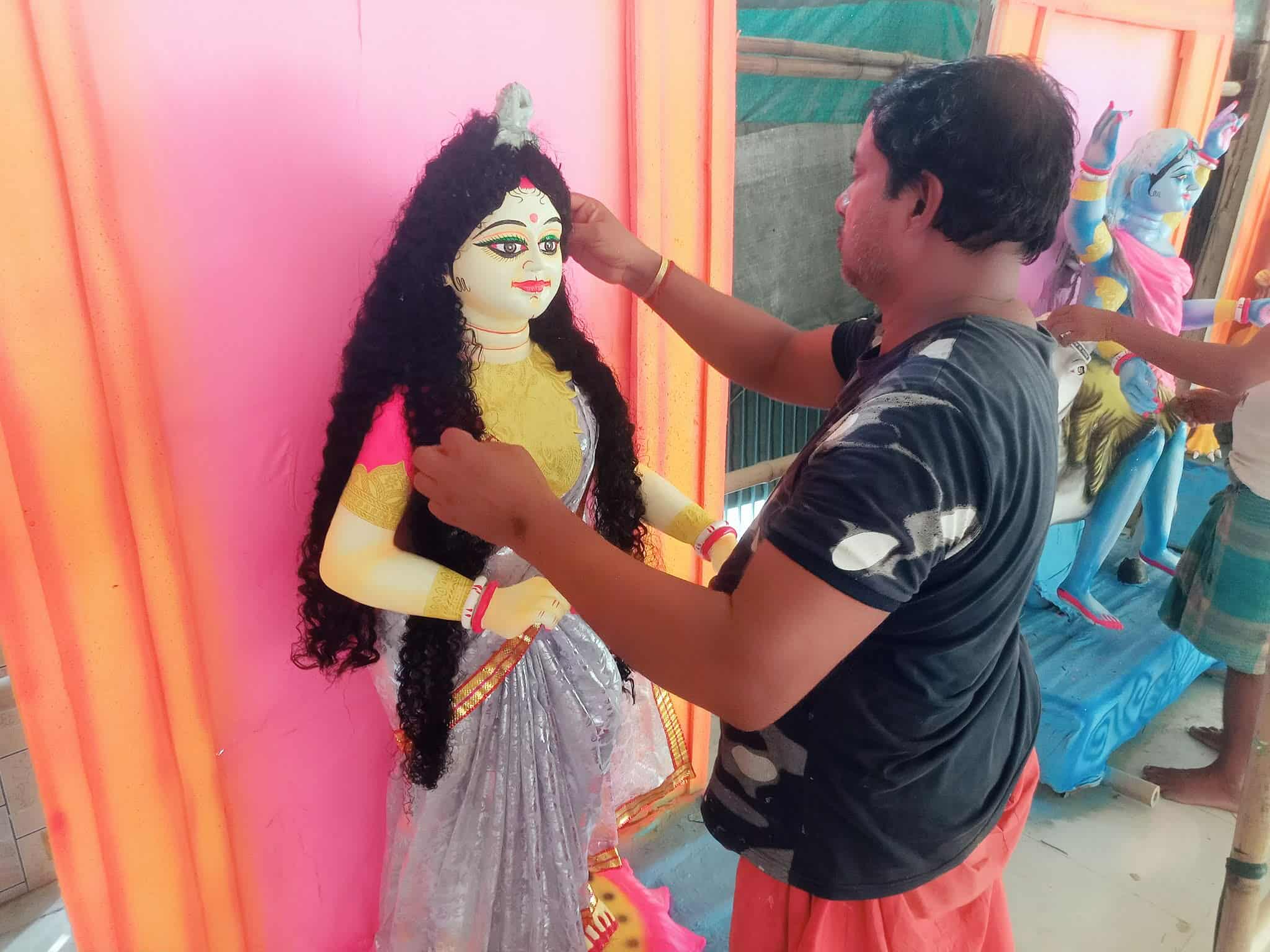 ঝিনাইদহের কোটচাঁদপুর মন্দিরগুলোতে চলছে শেষ সময়ের সাজ-সজ্জা