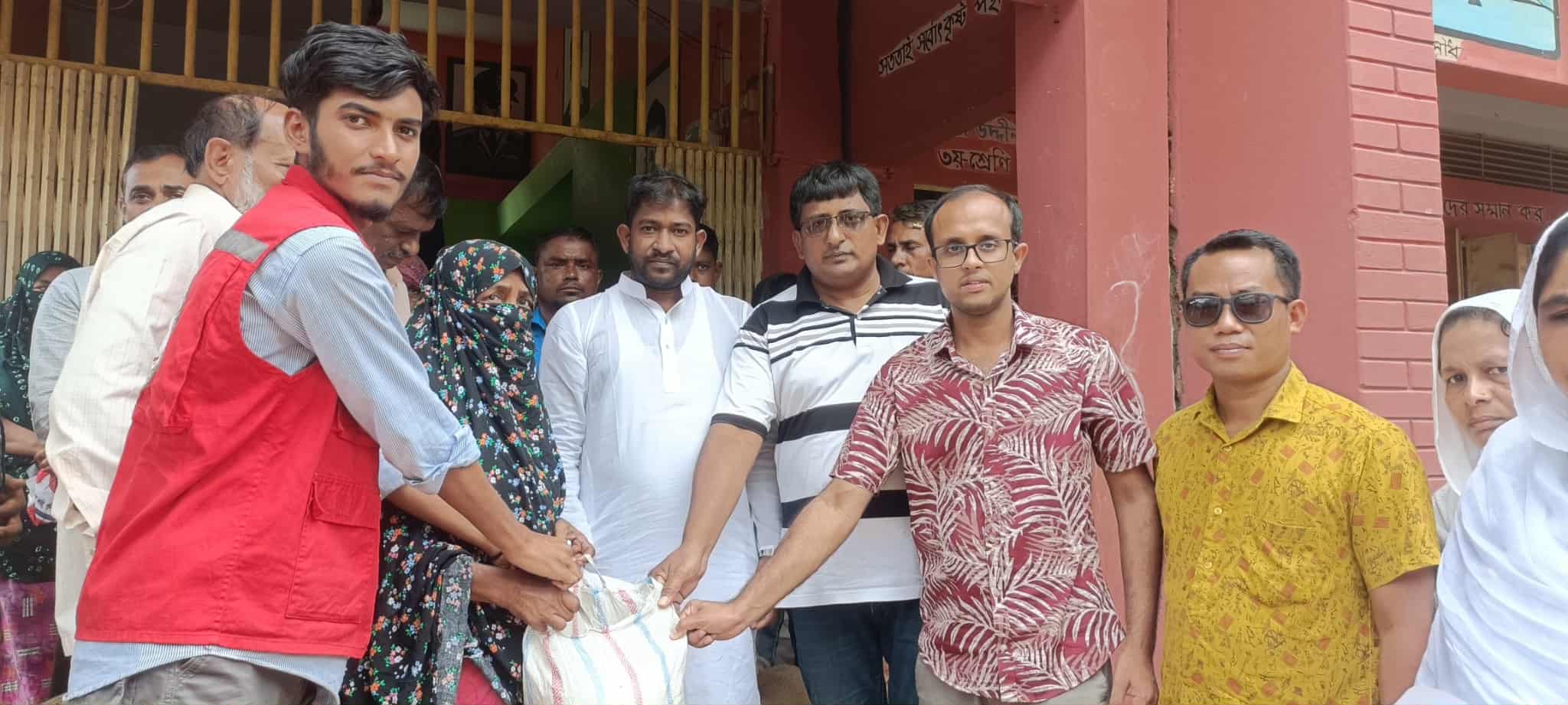 লংগদুতে বন্যা দুর্গত মানুষের মধ্যে ত্রাণ বিতরণ করল উপজেলা প্রশাসন