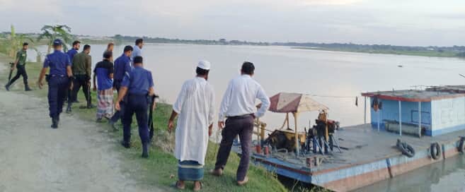 হোসেনপুরে ব্রহ্মপুত্র নদ থেকে অবৈধ বালু উত্তোলনের ড্রেজার মেশিন জব্দ