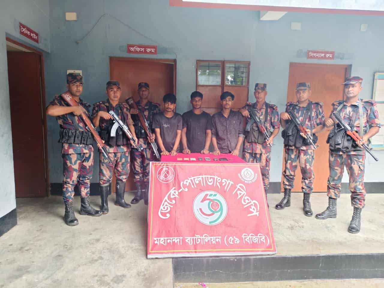 চাঁপাইনবাবগঞ্জ সীমান্তে অবৈধভাবে ভারত থেকে ফেরার পথে ৩ বাংলাদেশি আটক