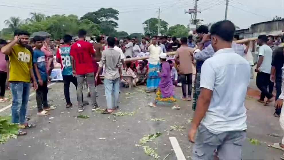 ফরিদপুরের ৪আসনের আলগী ও হামিরদী ইউনিয়নকে থেকে ২নম্বর আসনে অন্তর্ভুক্তের প্রতিবাদে মহাসড়কও রেলপথ অবরোধ